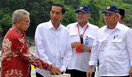 Jokowi visits Sulawesi Utara for market, dam & marine park tour
